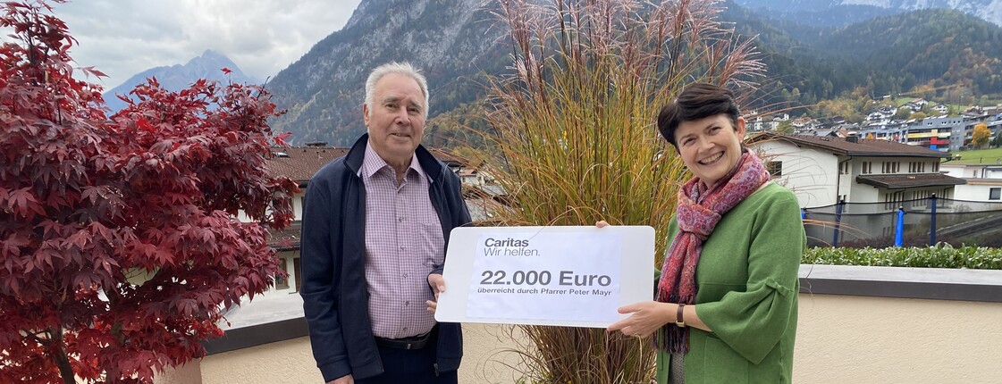 Elisabeth Rathgeb nimmt den symbolischen Scheck entgegen