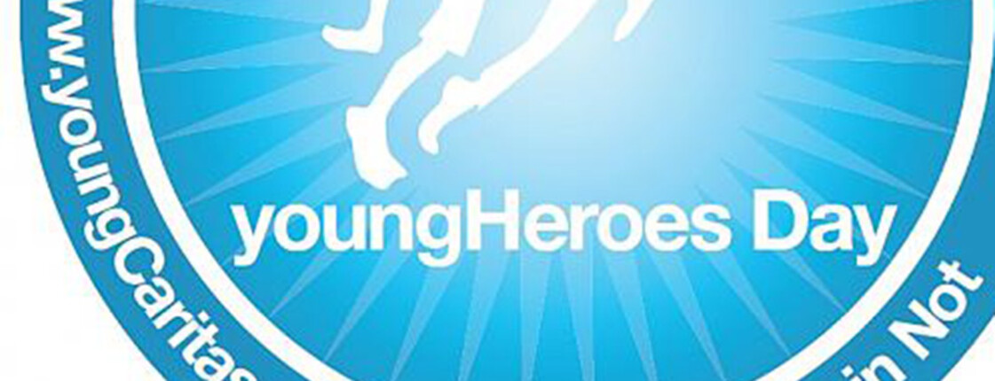Das blaue Logo des youngHeroes Day. Im Logo laufen zwei springen zwei junge Menschen vor Freude. 