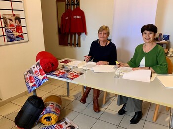 Zwei Frauen sitzen an einem Tisch