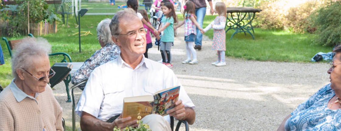 Freiwillige lesen den Bewohnerinnen und Bewohnern vor Freiwillige lesen den Bewohnerinnen und Bewohnern vor