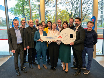 Gruppenfoto bei der Schlüsselübergabe im Caritas Integrationshaus.