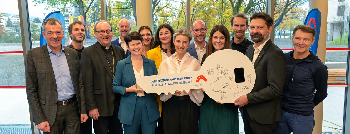 Gruppenfoto bei der Schlüsselübergabe im Caritas Integrationshaus.