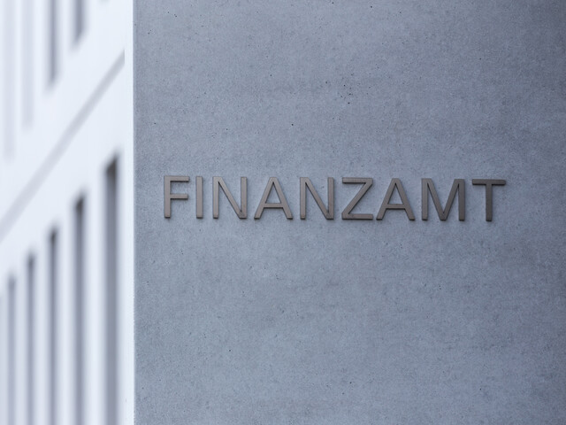 Finanzamt Schriftzug an einem modernem Gebäude aus Beton.