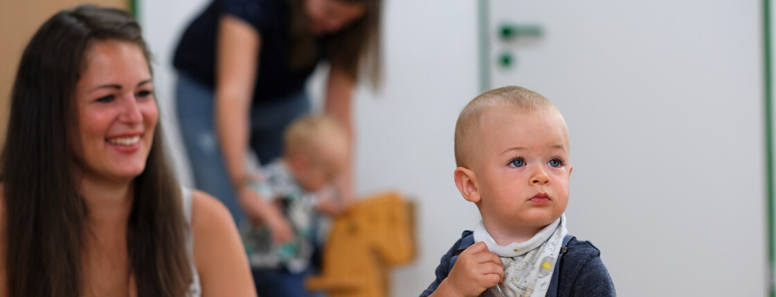 Eine Mutter mit Kind im Caritas-Zentrum Zillertal