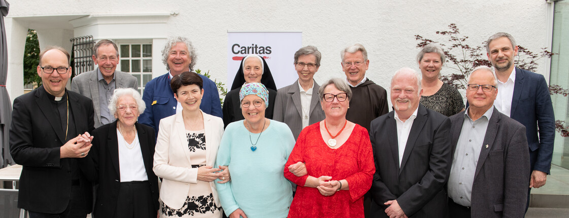 Gruppenfoto der Ehrenzeichenverleihung.