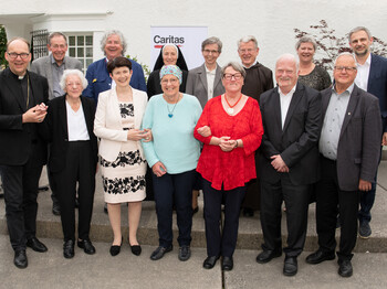 Gruppenfoto der Ehrenzeichenverleihung.
