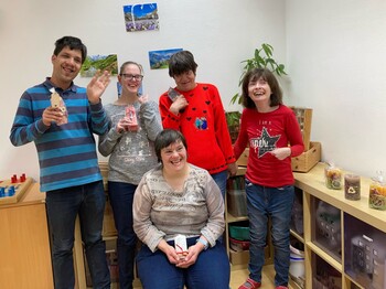 Fünf Personen stehen zu einem Gruppenfoto zusammen