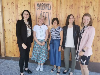 Fünf Frauen stehen vor dem Barbara-Laden zu einem Gruppenfoto zusammen.