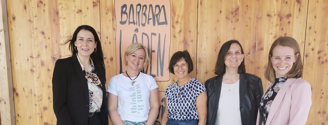 Offene Tür im Barbara-Laden Schwaz Fünf Frauen stehen vor dem Barbara-Laden zu einem Gruppenfoto zusammen.