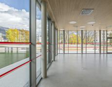 Ein Veranstaltungsraum mit gläserner Fassade