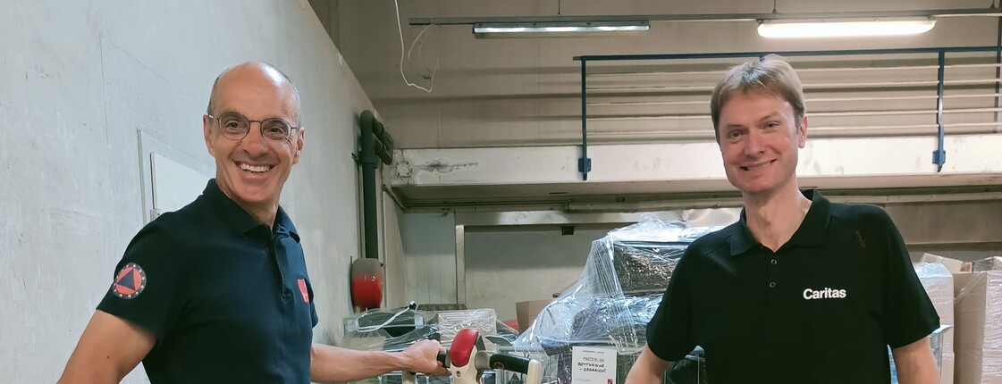 Zwei Personen beim Verladen von Sachspenden.