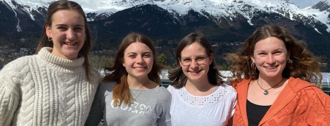 Vier Student*innen des MCI vor der Kulisse der schneebedeckten Nordkette.