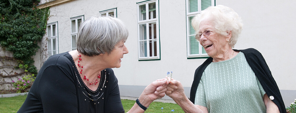 Bewohnerinnen im Haus Baden bei der Gartenarbeit