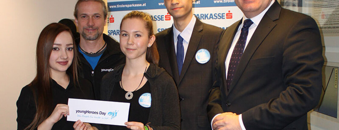 Gruppenbild youngHeroes Day: Vlnr Betül Semiz (HAS Innsbruck), Florentina Müller (Ferrarischule), Tiroler Sparkassen Vorstandsvorsitzender Hans Unterdorfer, hlnr. Matthias Windischer (youngCaritas), Florian Guggenberger (HAK Telfs)
