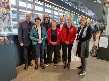 Sieben Personen stehen zu einem Gruppenfoto zusammen.