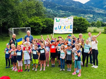 Gruppenfoto einer Klasse mit Lehrpersonal auf einem Fußballfeld.