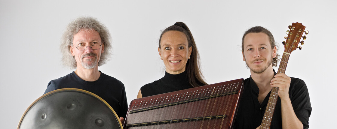 Die drei Musiker*innen der Band INNANNA