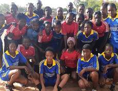 In Mali ist es bemerkenswert, dass fast die Hälfte der Fußballteams von Mädchen gebildet wird. © Caritas Mehrere Mädchenfußballteams posieren gemeinsam für ein Gruppenfoto.
