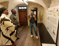 Gäste in Ötztal-Weltweit-Ausstellung im Gedächtnisspeicher
