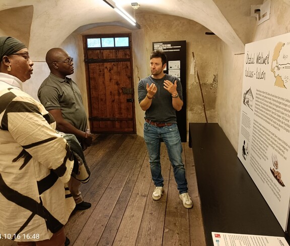 Gäste in Ötztal-Weltweit-Ausstellung im Gedächtnisspeicher