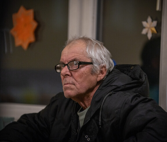 Portrait eines älteren Mannes mit Brille und Winterjacke.