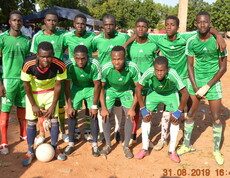 Bei der Meisterschaft in Mali treten 26 Teams in 53 Spielen gegeneinander an. © Caritas Eine Fußballmannschaft in grünen Trikots posiert vor Spielbeginn für ein Foto.