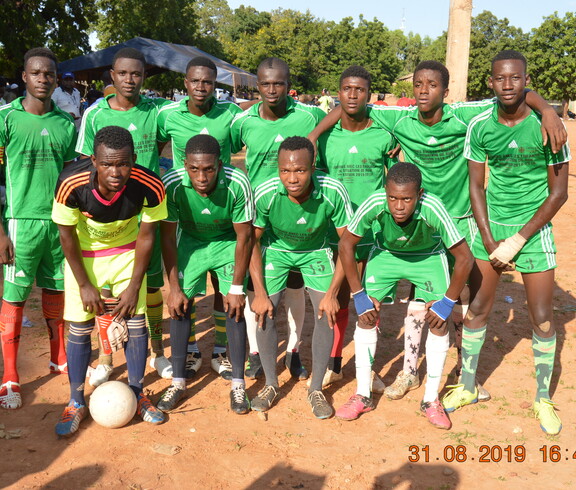 Bei der Meisterschaft in Mali treten 26 Teams in 53 Spielen gegeneinander an. © Caritas Eine Fußballmannschaft in grünen Trikots posiert vor Spielbeginn für ein Foto.