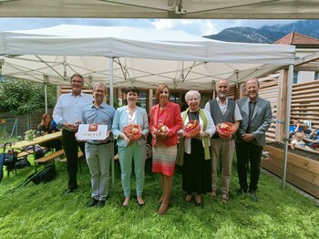 Sieben Personen stehen zu einem Gruppenfoto zusammen.