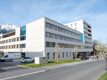 Außenansicht Caritas Integrationshaus Außenansicht eines modernen Gebäudes mit weißer Fassade.