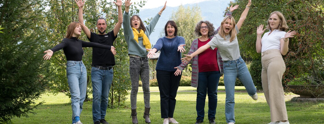 Sieben Personen springen in die Luft.