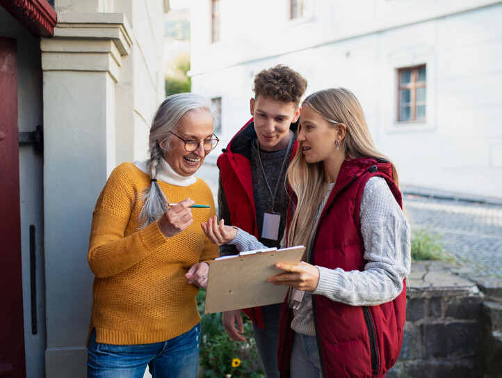 Portrait einer jungen Frau mit roter Regenjacke