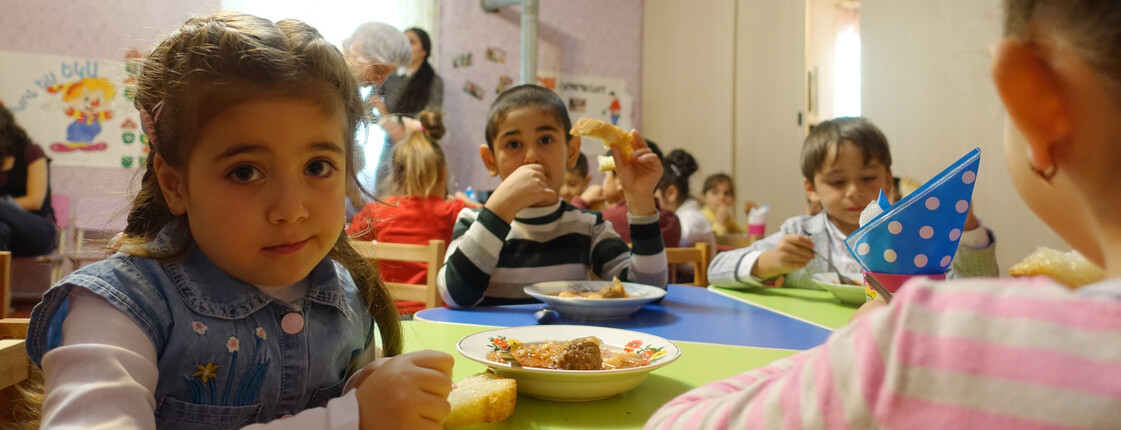 Kinder beim gemeinsamen Mittagessen