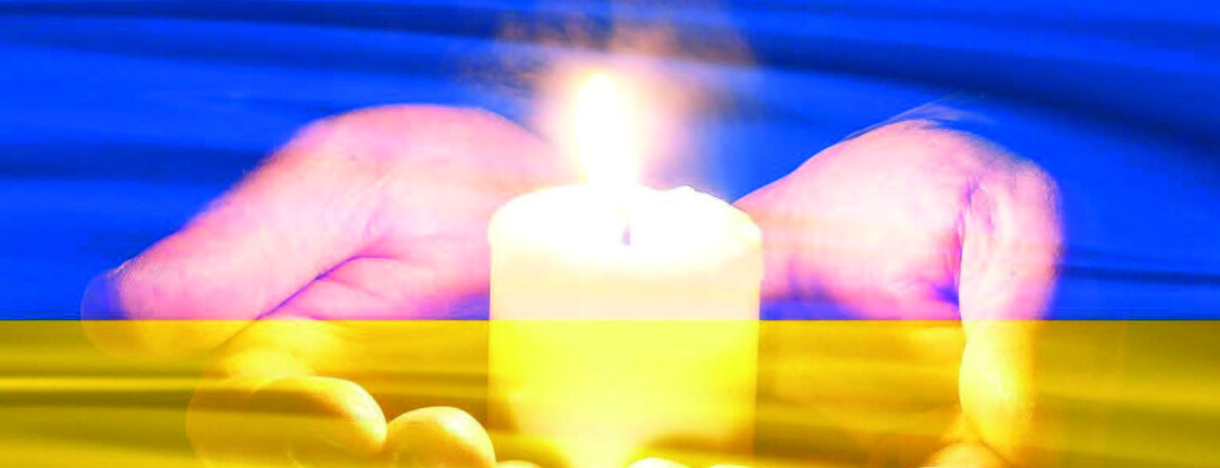 Benefizmesse Ukraine Nothilfe Eine brennende Kerze wird von zwei Händen gehalten.