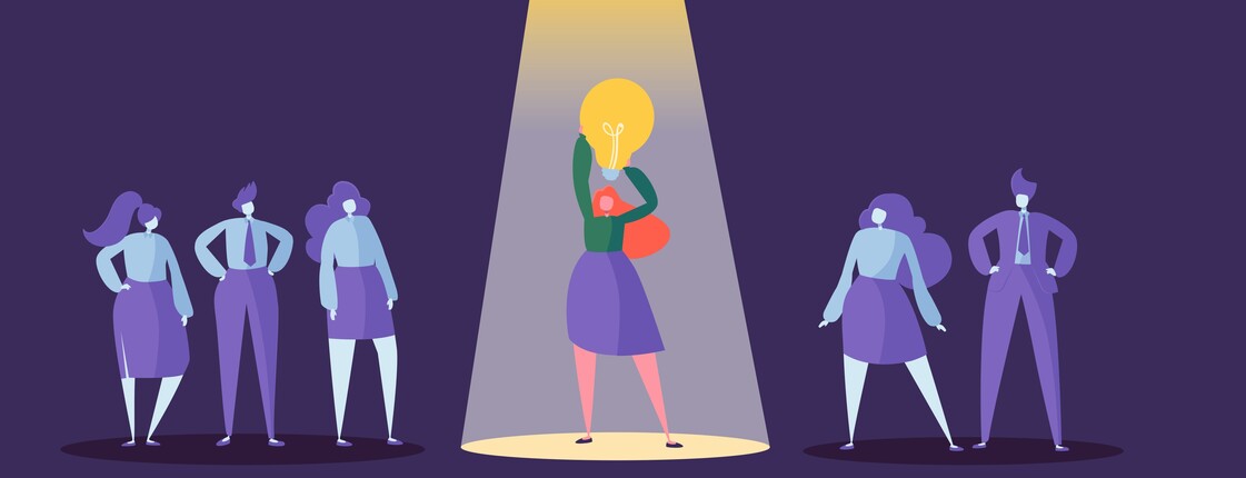 Eine Grafik zeigt Frauen und Männer, die in einer Reihe stehen. Eine Frau in der Mitte hält eine Glühbirne hoch und wird von einer Taschenlampe von oben angeleutet.