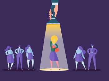 Eine Grafik zeigt Frauen und Männer, die in einer Reihe stehen. Eine Frau in der Mitte hält eine Glühbirne hoch und wird von einer Taschenlampe von oben angeleutet.