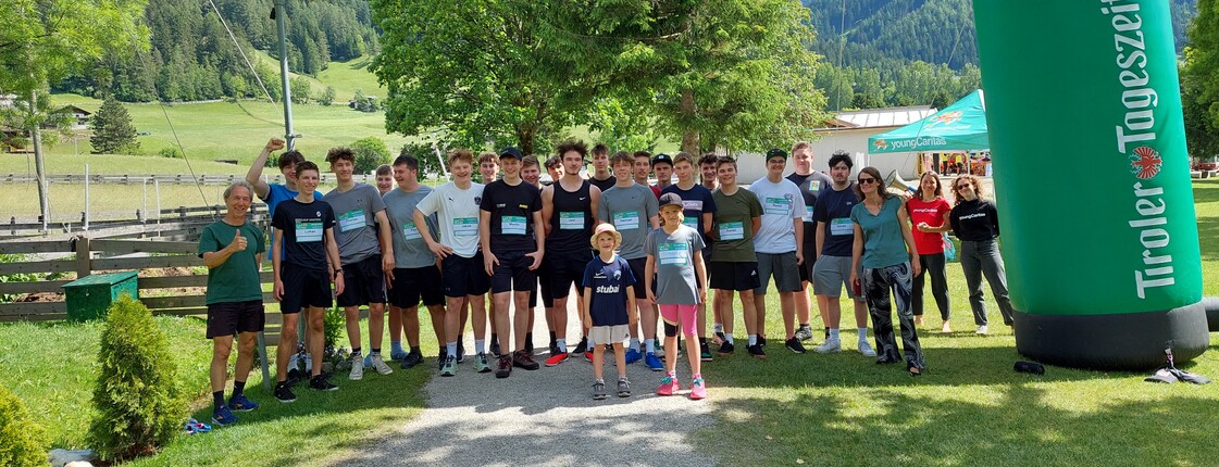 Schüler*innen stehen an der Startlinie unter einem Werbebogen der Tiroler Tageszeitung.