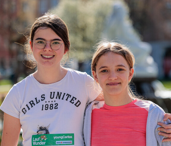 Portrait von zwei Schülerinnen beim youngCaritas LaufWunder.