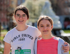 Portrait von zwei Schülerinnen beim youngCaritas LaufWunder.