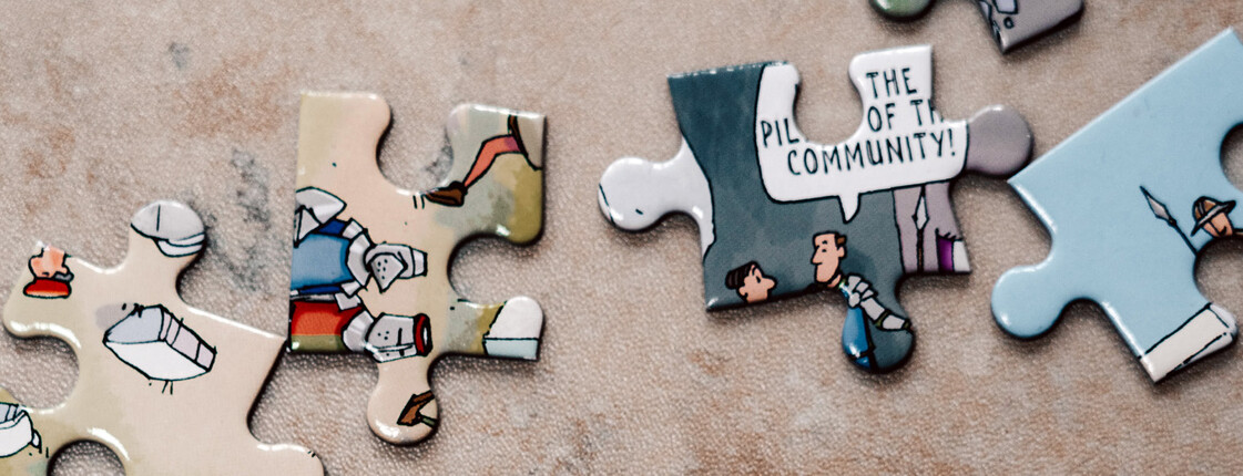 Viele Puzzleteile liegen nebeneinander.