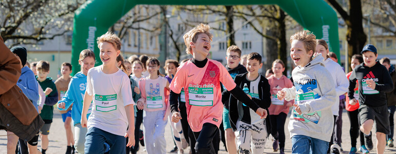 Schüler*innen bei einem Start des youngCaritas Laufwunders.