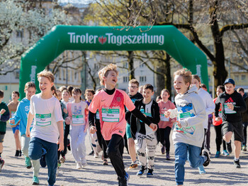 Schüler*innen bei einem Start des youngCaritas Laufwunders.