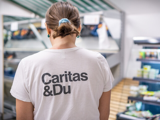 Caritas-Mitarbeiterin im Sozialmarkt Krems