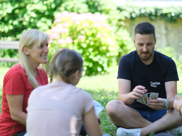 Eine Familienhelferin liest mit einem Mädchen ein Buch