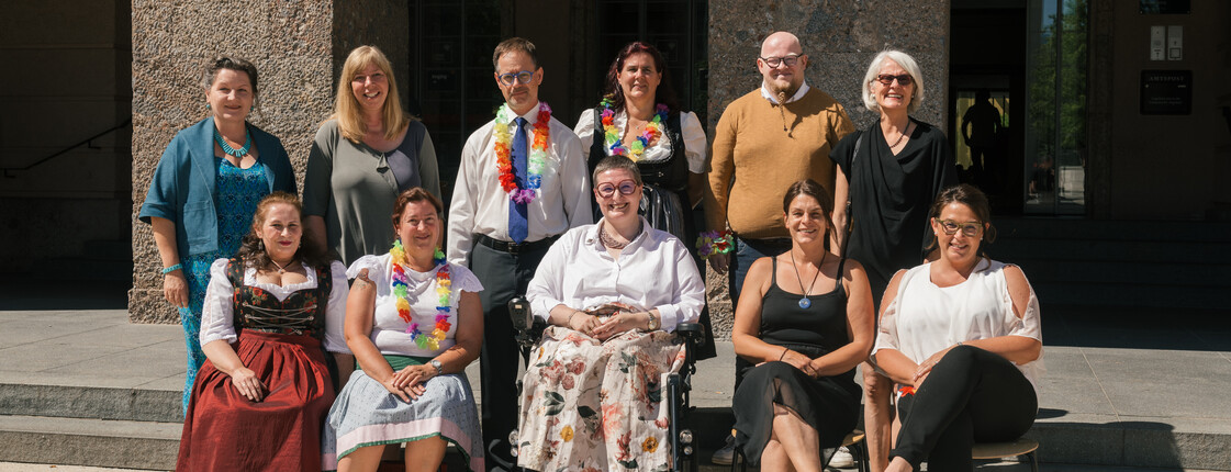 Ein Gruppenfoto von 11 Personen