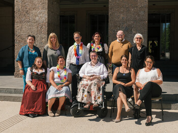 Ein Gruppenfoto von 11 Personen