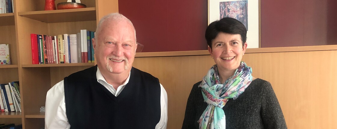 Ein Mann und eine Frau stehen für ein Foto zusammen