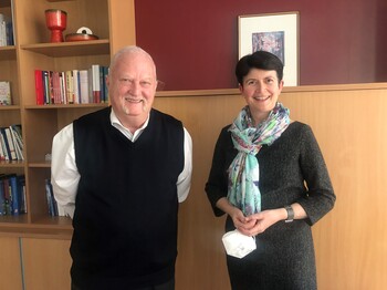 Ein Mann und eine Frau stehen für ein Foto zusammen