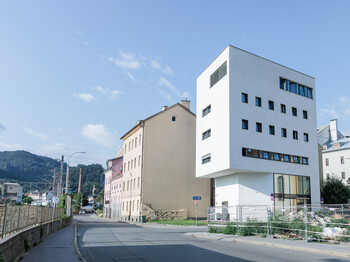 Ansicht eines vierstöckigen Hauses in Innsbruck.