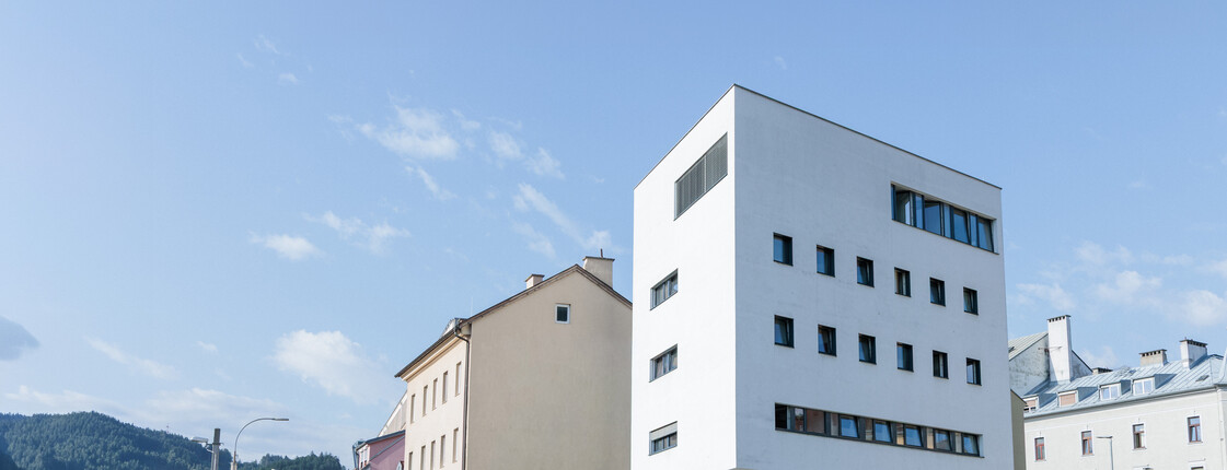 Ansicht eines vierstöckigen Hauses in Innsbruck.