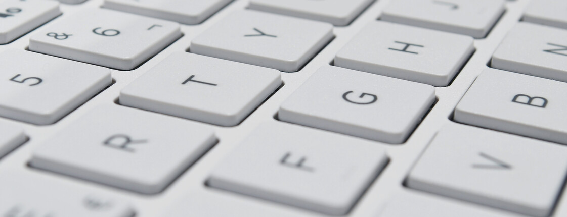 Makroaufnahme einer weißen Computertastatur.